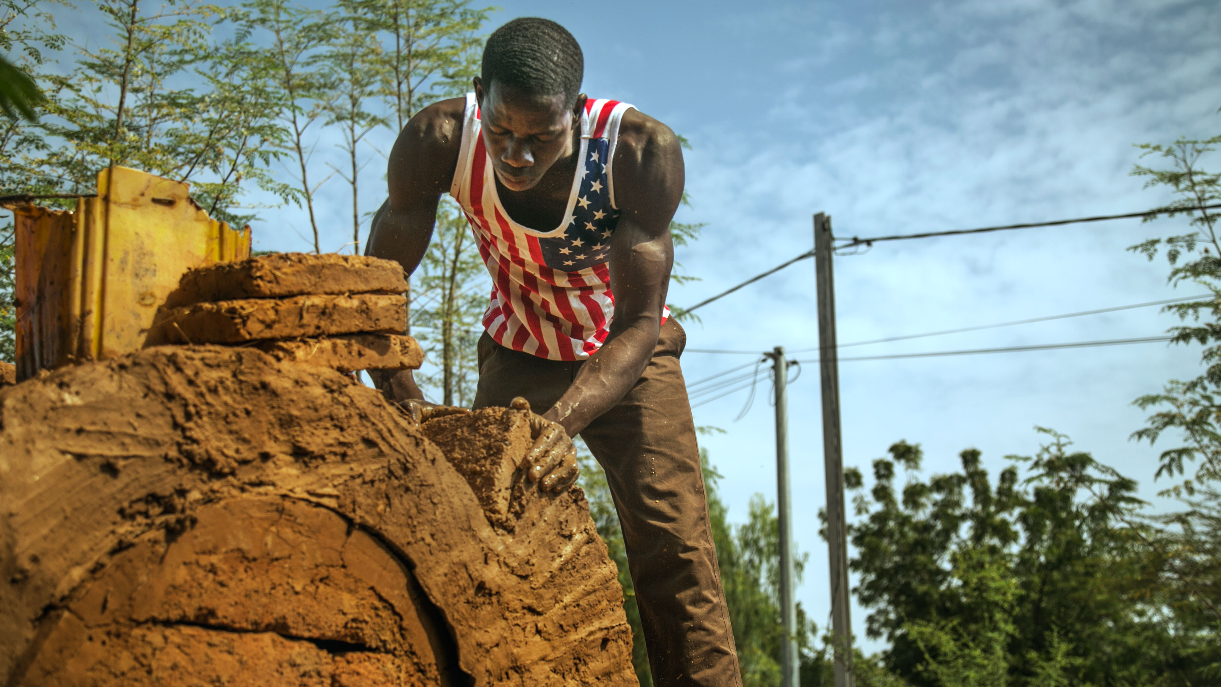 Bricklaying_-_Earth_Roofs_in_the_Sahel_Program.jpg