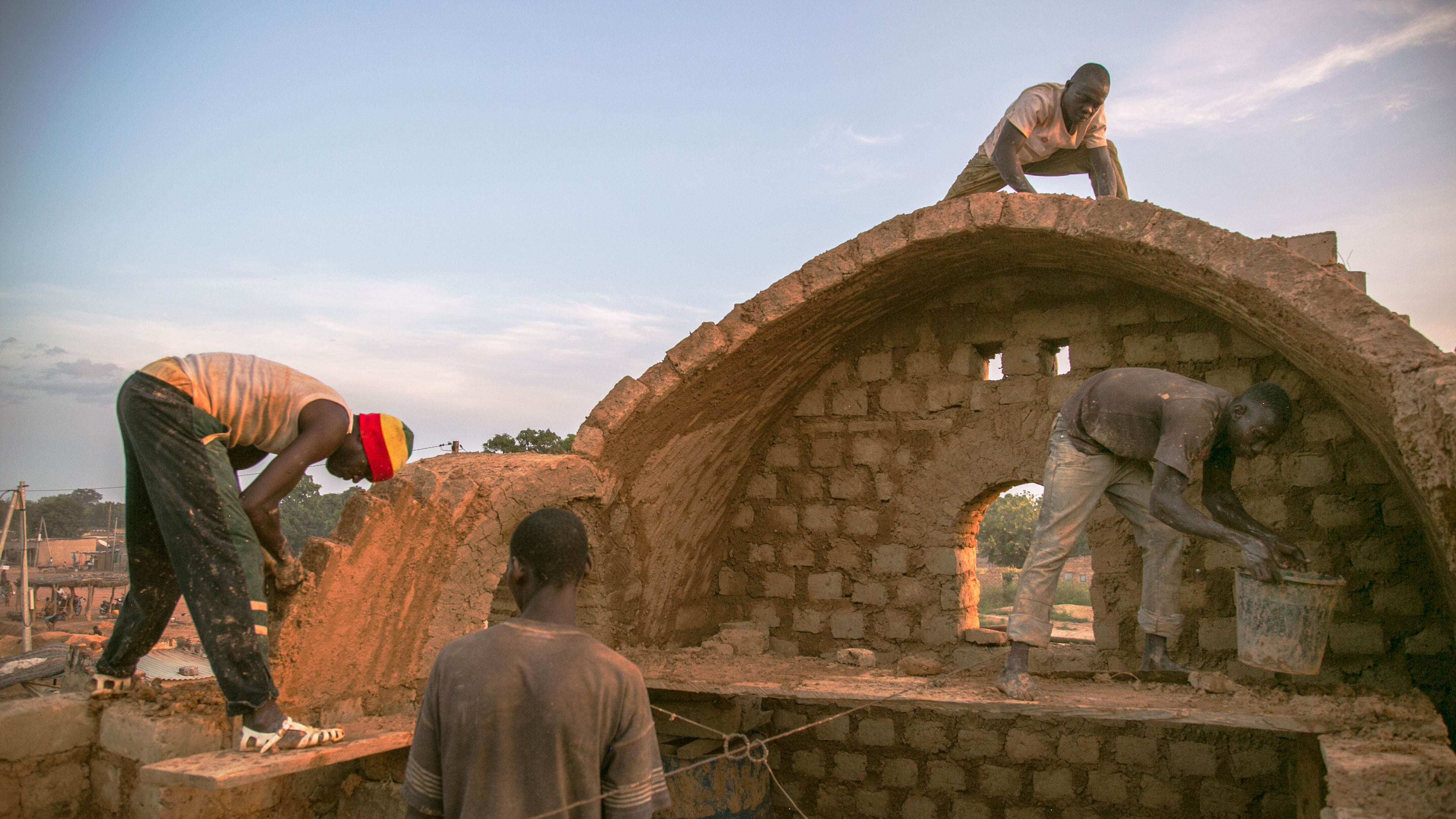 Building_a_house_-_Earth_Roofs_in_the_Sahel_Program.jpg