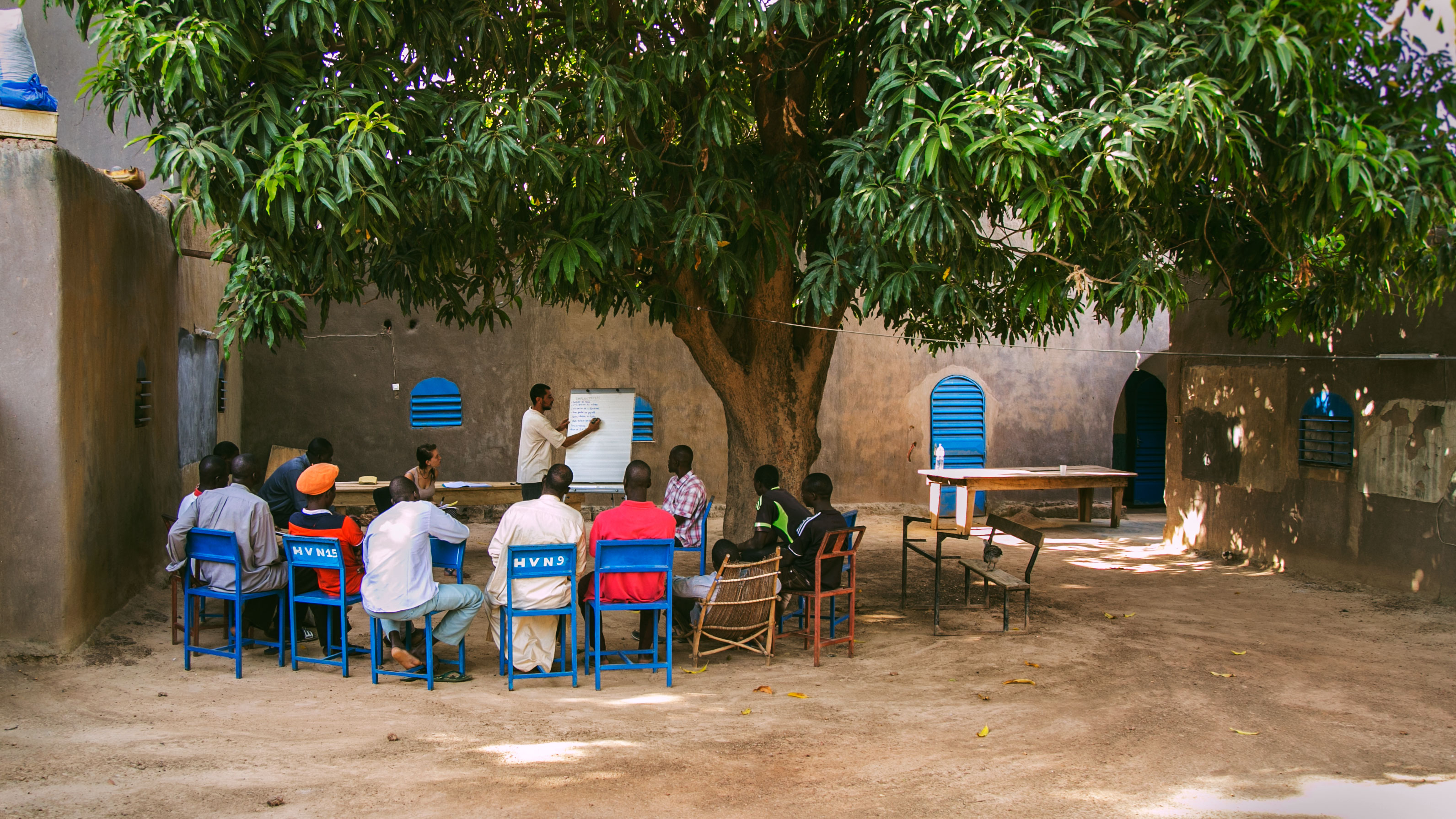 Community_meeting_earth_roofs_in_the_sahel_program.jpg