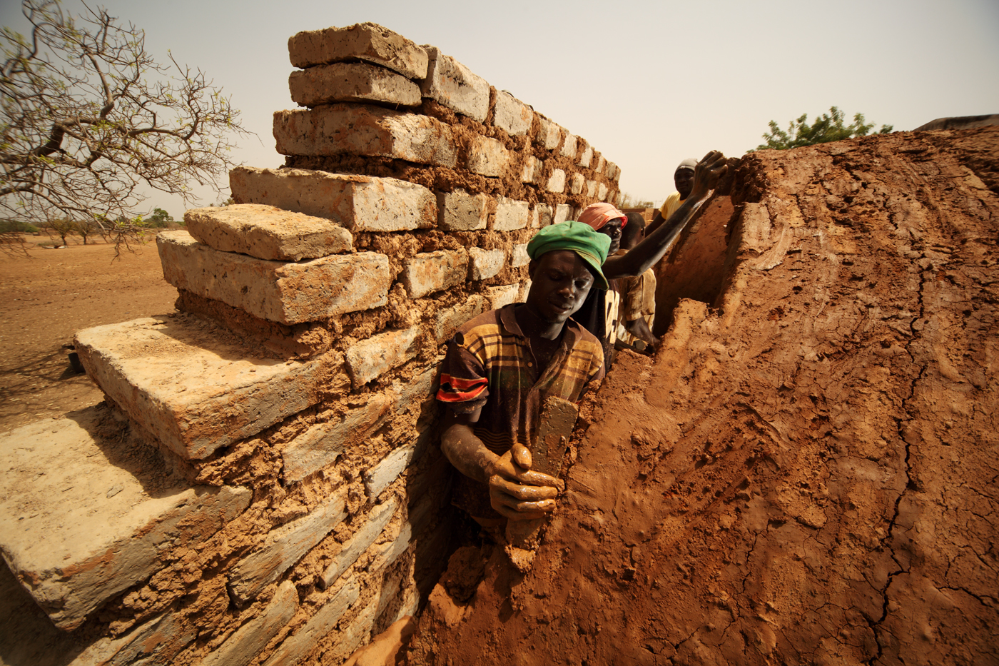 Laying_bricks_-_Earth_Roofs_in_the_Sahel_Program.jpg