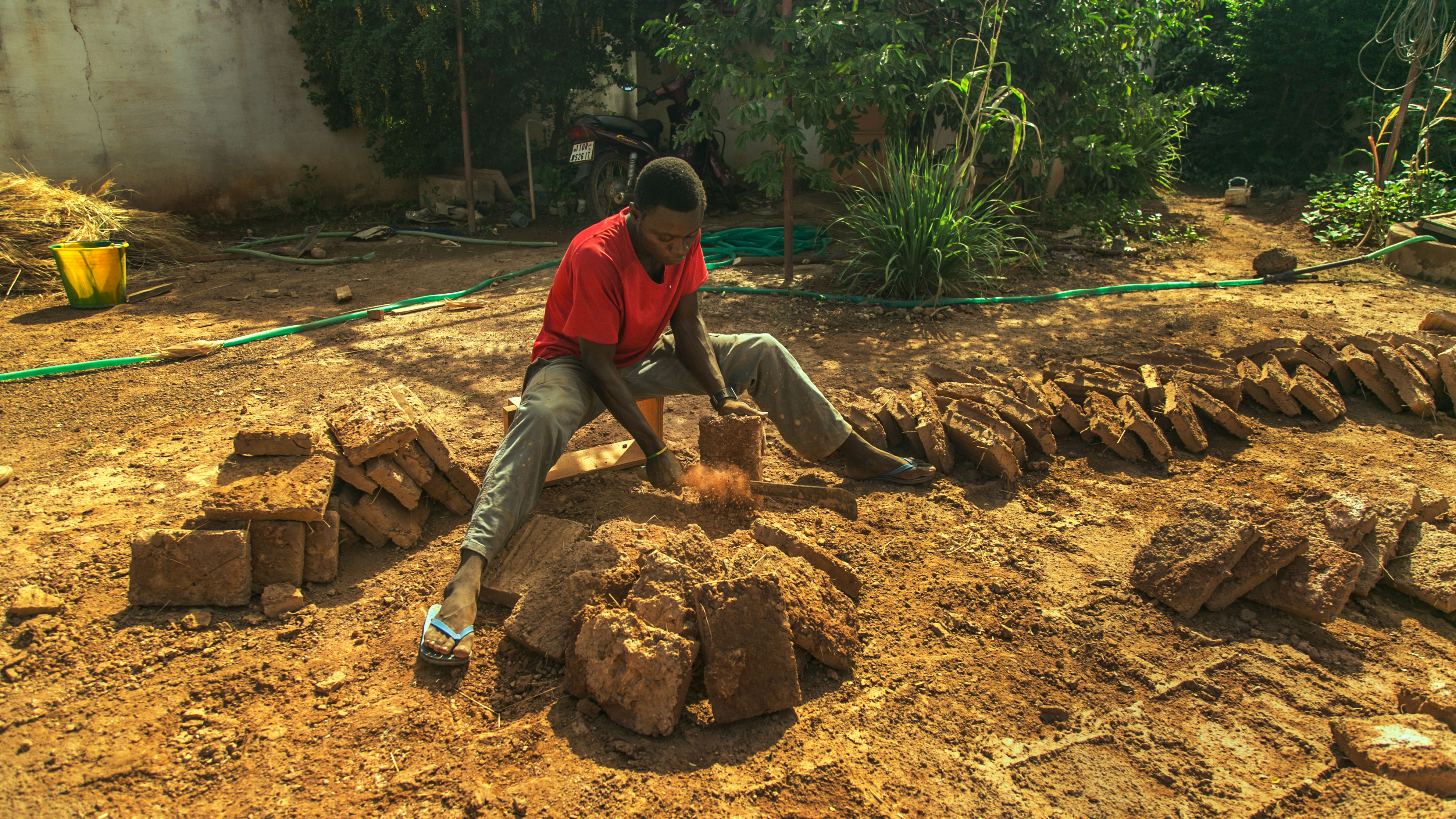 Making_bricks_-_Earth_Roofs_in_the_Sahel_Program.jpg