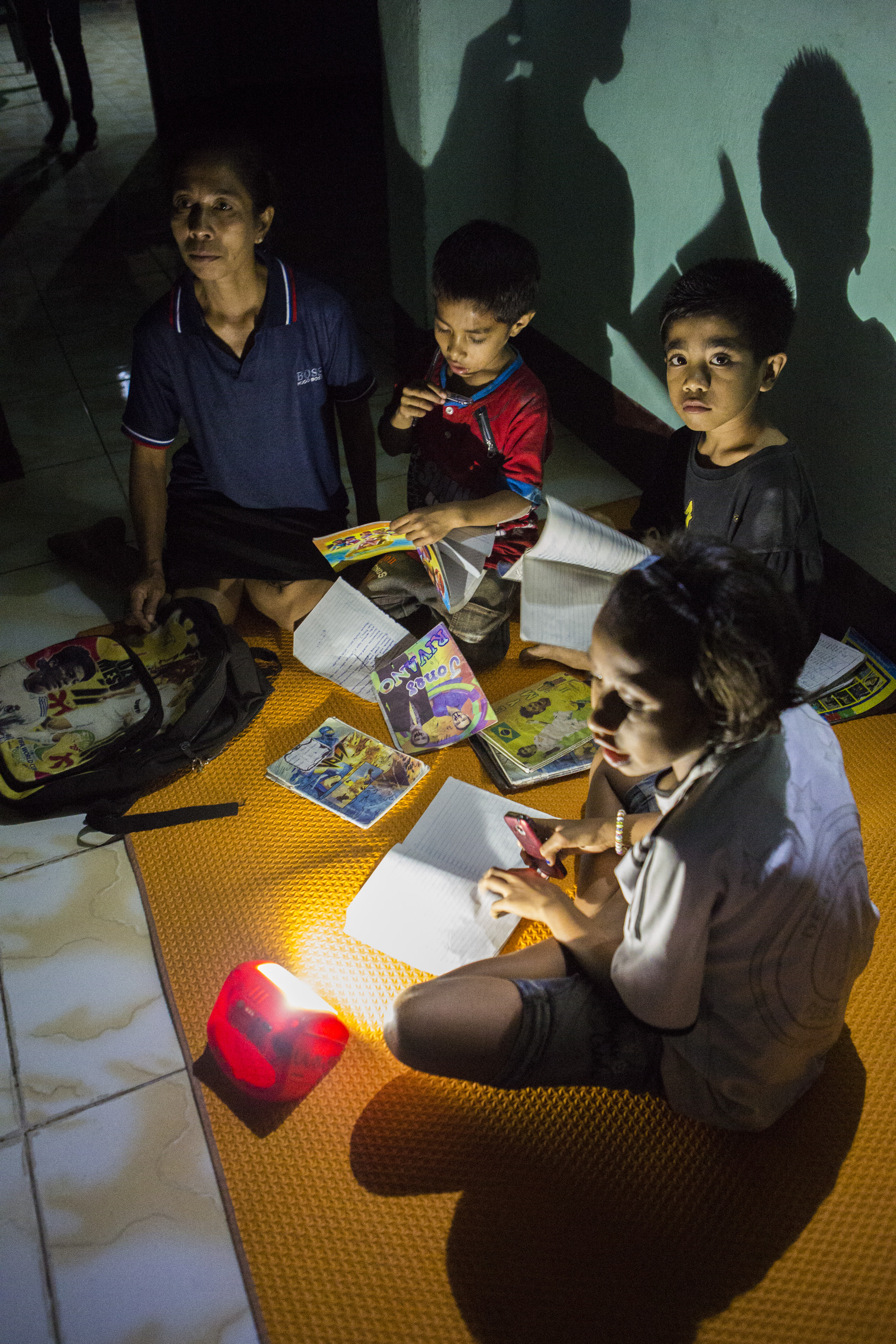 Reading_by_solar_light_-_Ibu_Inspirasi.jpg