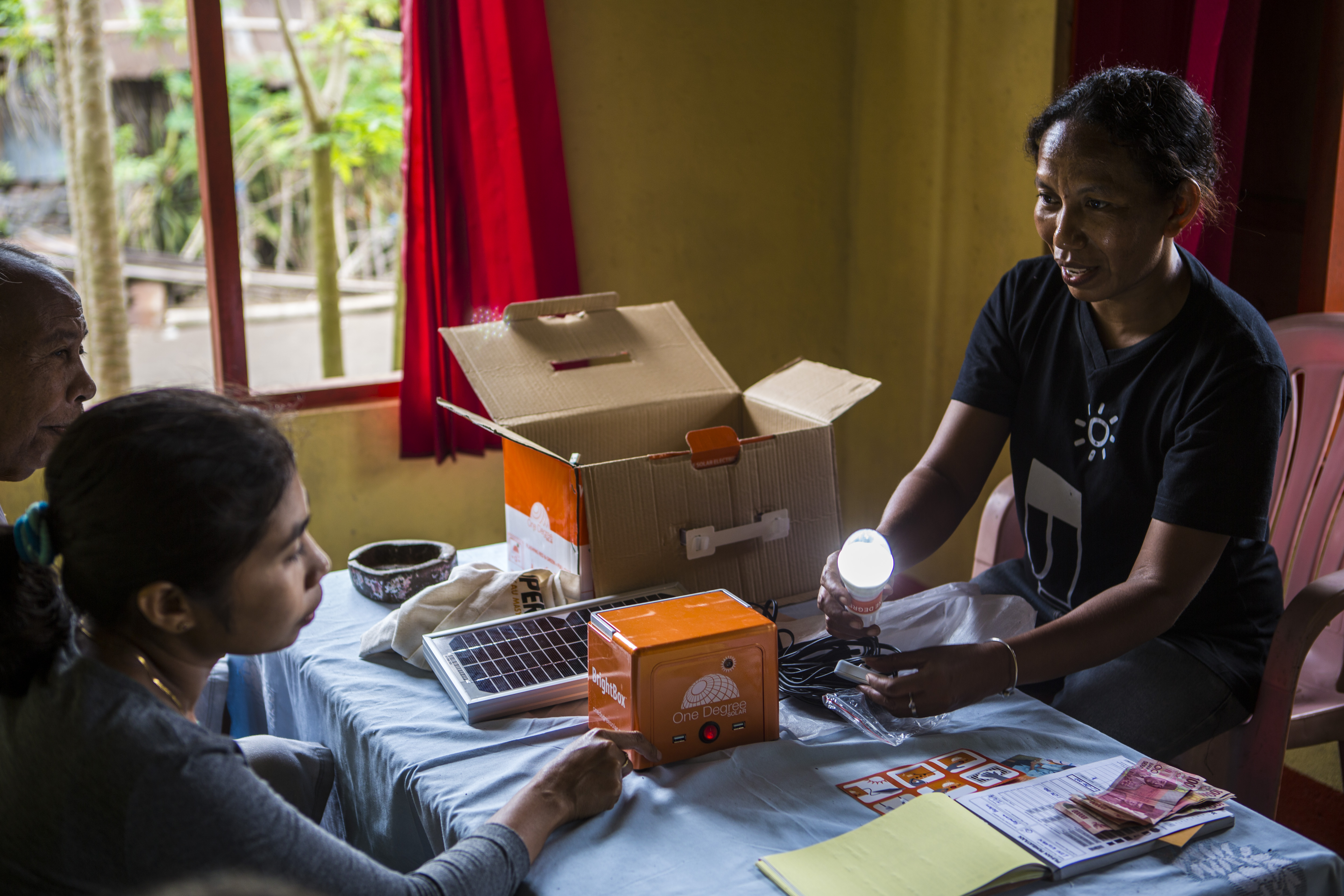 Showing_how_the_solar_lamp_works_-_Ibu_Inspirasi.jpg