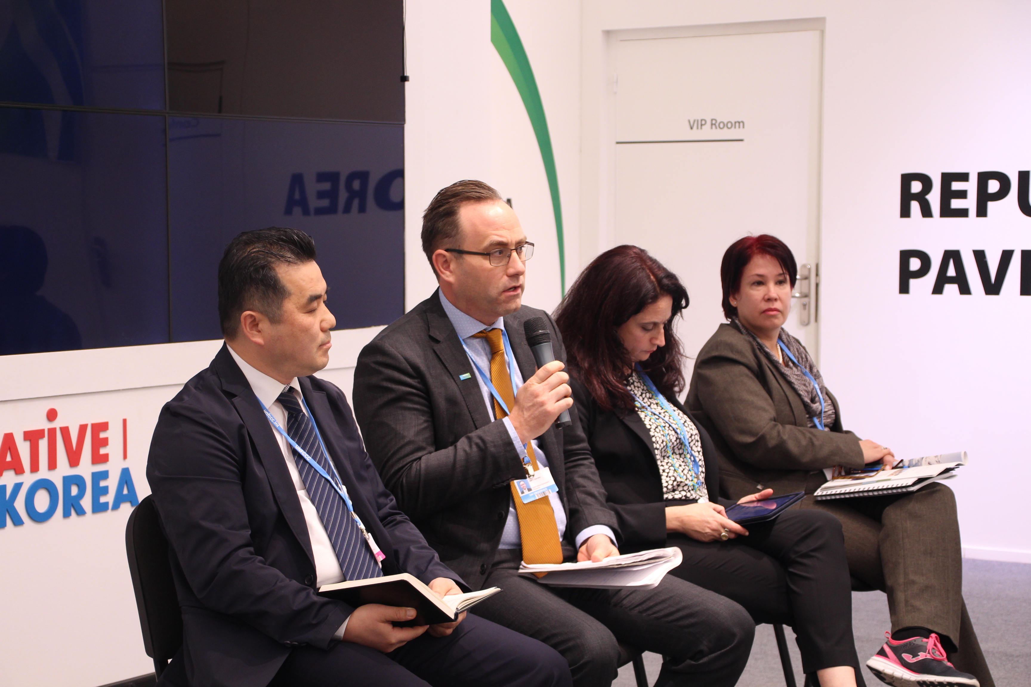 panel_discussion_1_1.jpg